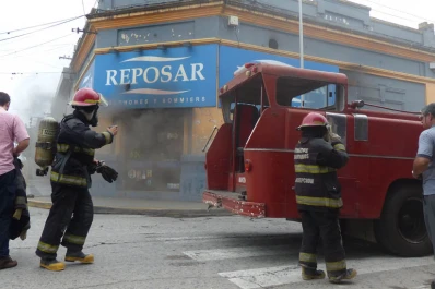 Un local de venta de colchones se incendió en Concepción