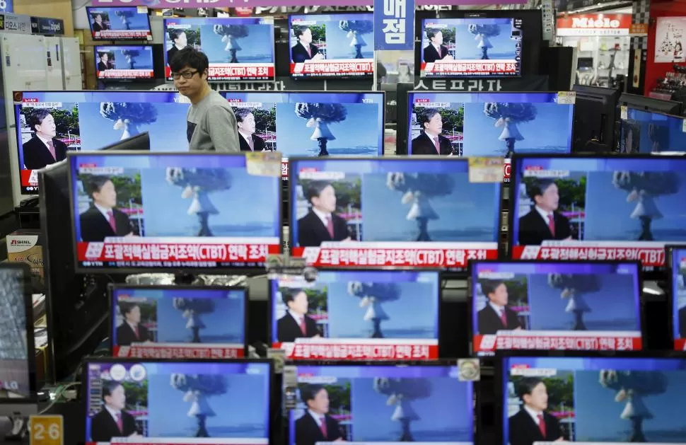 EN LOS MEDIOS. La TV norcoreana reflejó el anuncio de Kim sobre las pruebas armamentistas. Hubo un fuerte temblor cuando se realizó el ensayo. reuters