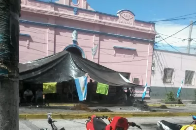 Acampan frente a la sede municipal de Famaillá y denuncian que una patota los desalojó
