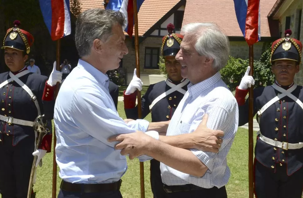 SALUDO AMISTOSO. Los presidentes Mauricio Macri y Tabaré Vázquez se reunieron en la estancia Anchorena dyn