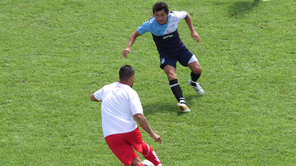TAPANDO LA SALIDA. Pulguita Rodríguez va a presionar a un defensor de Los Andes.
FOTO GENTILEZA DE JUAN PETRUCCELLI