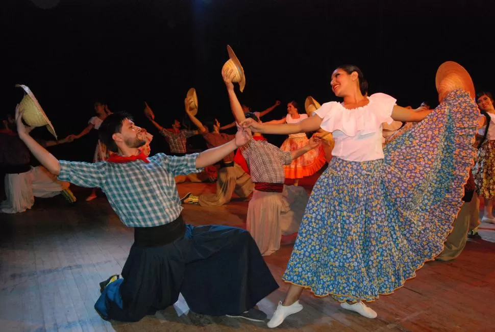 BALLET FOLCLÓRICO DE LA UNT. Los bailarines, en su última presentación realizada en el teatro Alberdi. gentileza ballet folclórico unt