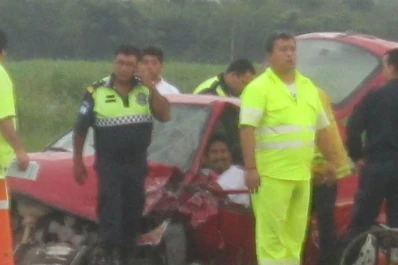 Quedó atrapado en su auto tras un choque, y tuvo que ser rescatado