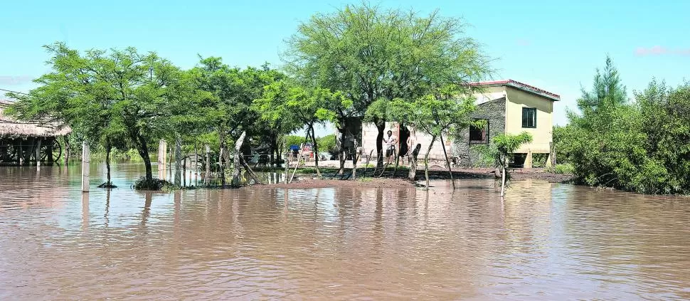 AISLADOS. Las aguas de las crecidas del río Chico y del Medina cubren los caminos de Sud de Lazarte. La situación es todavía peor en Esquina. LA GACETA / FOTOS DE FLORENCIA ZURITA