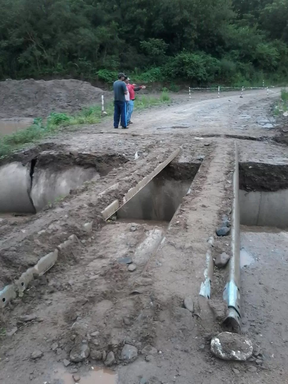 ASÍ QUEDO EL BADÉN. Los vecinos colocaron chapas para cruzar el río a pie, pero los vehículos no pueden avanzar. foto enviada a la gaceta en whatsapp