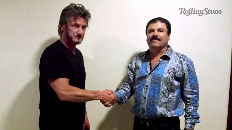 ENCUENTRO. El actor Sean Penn estrecha la mano del mexicano Joaquín “Chapo“ Guzmán. De la entrevista también participó Kate del Castillo. ROLLING STONE