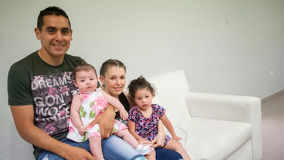 CON SU FAMILIA. Alexis Bravo vino a pasar unos días en nuestra provincia, junto a su esposa y sus dos pequeñas hijas.
FOTO DE LA GACETA/INÉS QUINTEROS ORIO