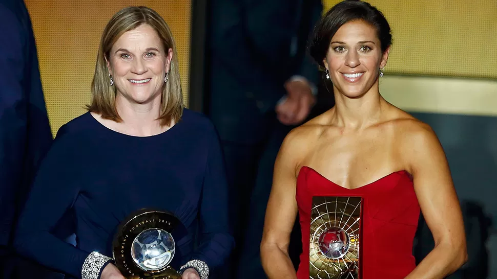 LAS MEJORES. Las estadounidenses Jill Ellis y Carly Lloyds recibieron el premio a la mejor entrenadora y jugadora, respectivamente.
FOT DE REUTERS