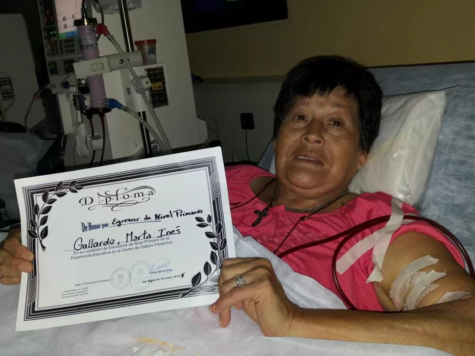 NUNCA ES TARDE. Marta Gallardo nunca imaginó que a los 68 años lograría este diploma. la gaceta / foto de magena valentie