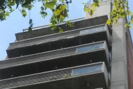 Roban $ 115.000 y U$S 4.000 en un edificio