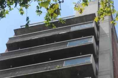 Roban $ 115.000 y U$S 4.000 en un edificio