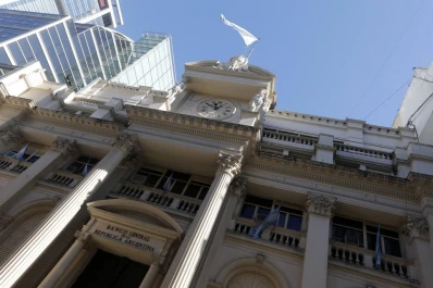 El exceso de oferta reduce la cotización del dólar oficial