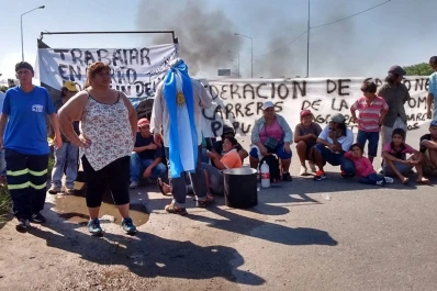 Los carreros bloquean el acceso a la ciudad por la ruta 9