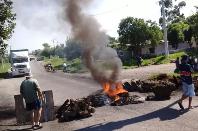 Vecinos de barrios que se inundaron impiden el tránsito por Jujuy al 4.800