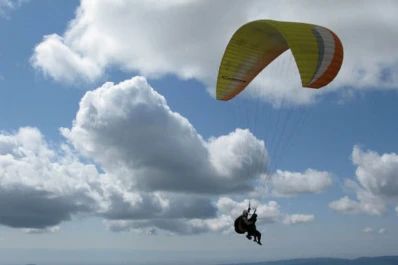 Un instructor de parapente y su alumna murieron al caer mientras volaban