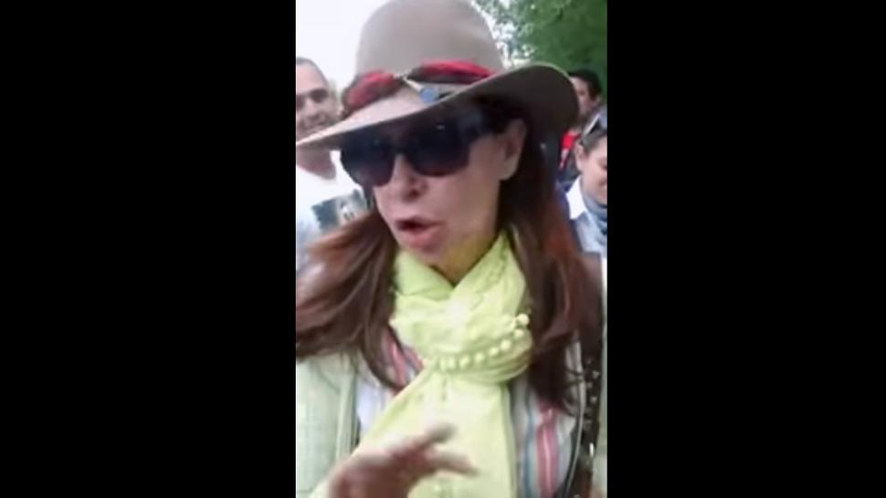 VIDEO CASERO. Cristina Fernández de Kirchner fue sorprendida por militantes en la puerta de su casa. CAPTURA DE VIDEO
