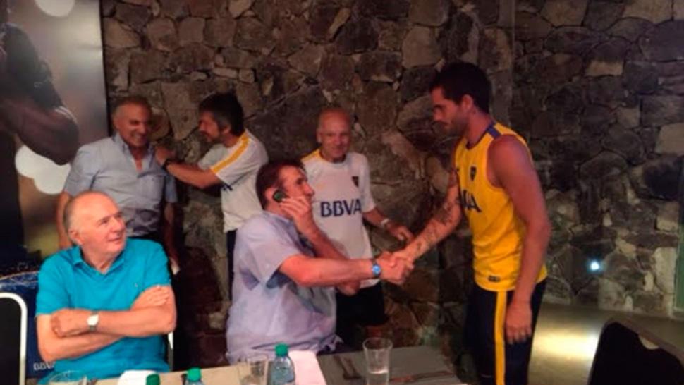 VISITAS ILUSTRES. Gago estrecha la mano de Ratín. Silvio Marzolini y Nicolás Novello también estuvieron almorzando con los futbolistas y el cuerpo técnico.
FOTO TOMADA DE WWW.BOCAJUNIIORS.COM.AR