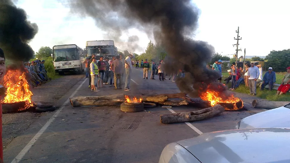 PROTESTA. Los manifestantes queman gomas sobre la ruta. FOTO ENVIADA POR WHATSAPP