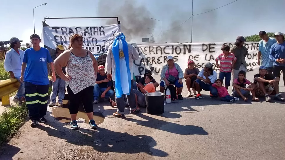 CORTE EN LA RUTA 9. Los carreros piden que los dejen circular por la capital. MARÍA SILVIA GRANARA / LA GACETA