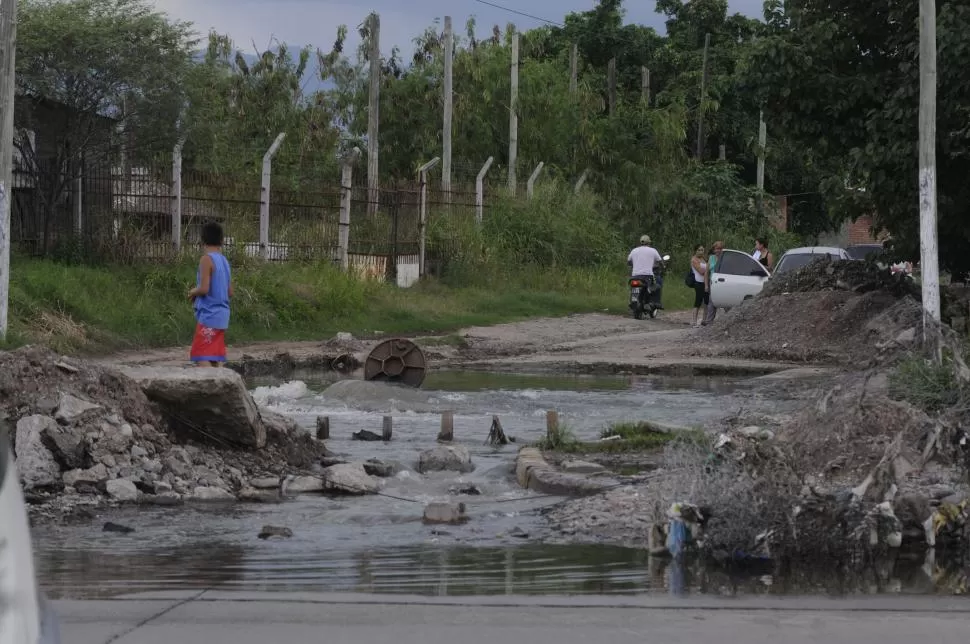 JUJUY Y OLLEROS. Los derrames de líquidos cloacales son frecuentes en la zona de Jujuy y Olleros; el Municipio requirió soluciones definitivas a la SAT.  la gaceta / foto de maría silvia granara