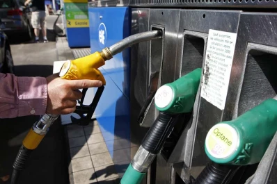 Macri anuncia en los próximos días que sube 2,5% el corte de alcohol en los combustibles