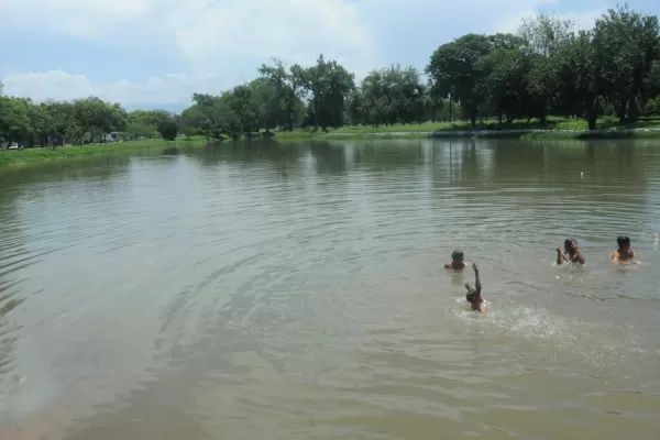 Desafían la prohibición y la tragedia en el lago del parque 9 de Julio