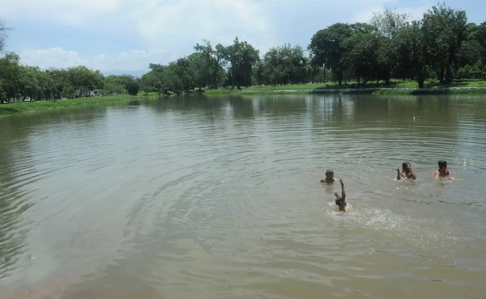 SIN ADULTOS A LA VISTA. Un grupo de niños juega en las aguas donde dos personas murieron el año pasado. la gaceta / fotos de antonio ferroni 