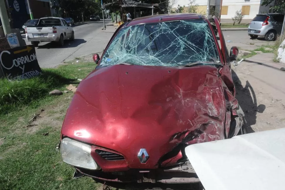 CHOQUE. Así quedó el auto que chocó en Benjamín Aráoz al 500 con el taxi que mató a Constanza Oviedo. las gaceta / foto de antonio ferroni