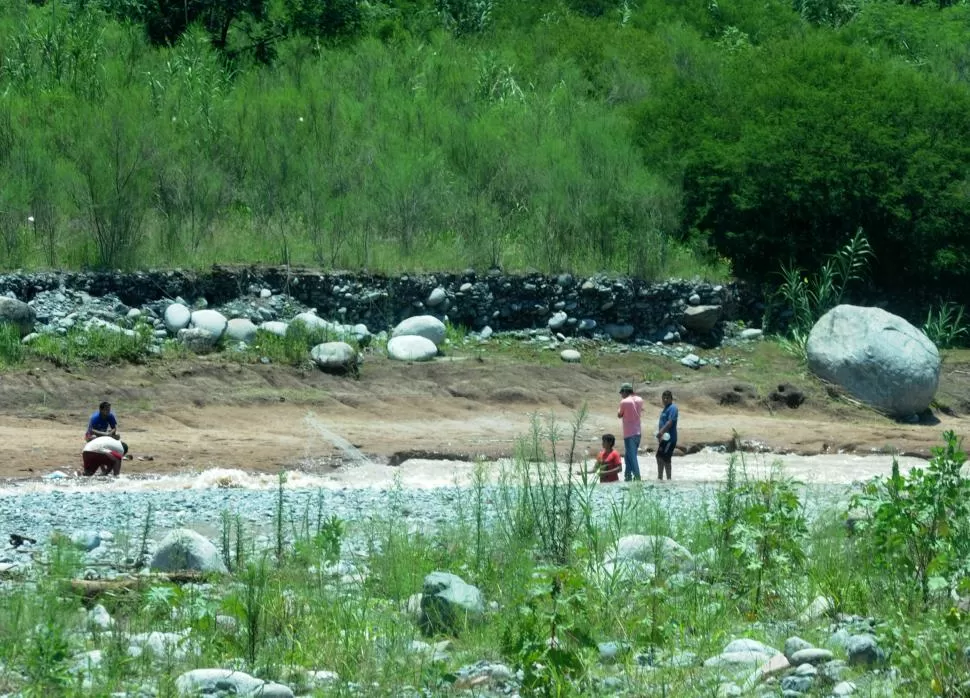 TIRANDO LÍNEAS. Un grupo de pescadores prueba suerte en las aguas del Lules durante el mediodía de ayer. La última crecida del río se dio el domingo. la gaceta / foto de maría silvia granara