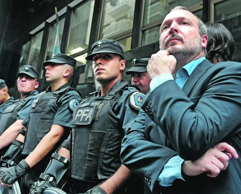 IMPEDIMENTO. Un grupo de policías no permitieron el acceso del ex titular del Afsca, Martín Sabbatella. telam