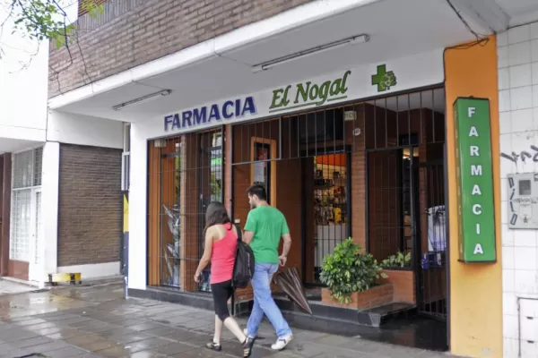 Robaron $ 4.000 de una farmacia tras encañonar a una empleada