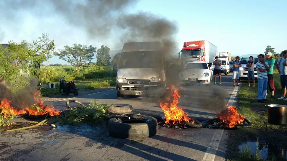 EN LA RUTA. Los manifestantes queman cubiertas e impiden el tránsito. FOTO ENVIADA POR WHATSAPP
