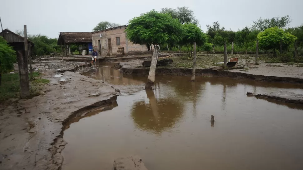 NIOGASTA. El agua hizo estragos en esta población del sur. LA GACETA / FOTO DE OSVALDO RIPOLL