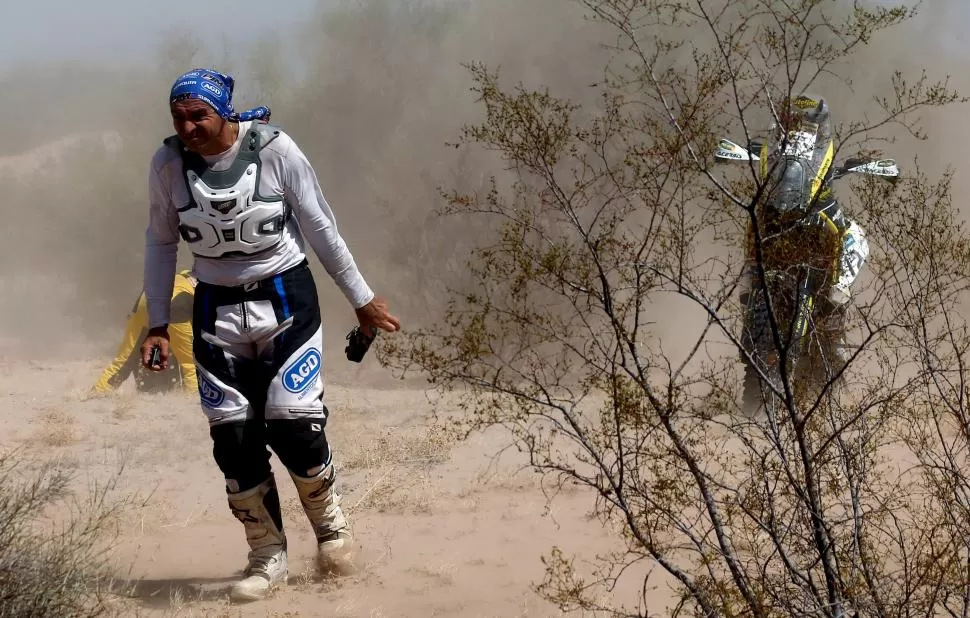 SUFRIR POR DEPORTE. El piloto de Motos, Alberto Urquía, deambula en el desierto de Belén, bajo un sol implacable. REUTERS