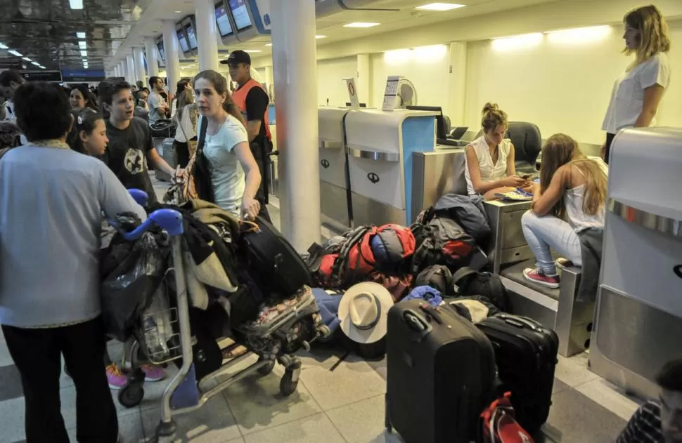 PARO DE PILOTOS. La huelga afecto a 4.000 clientes de la aerolínea chilena. telam