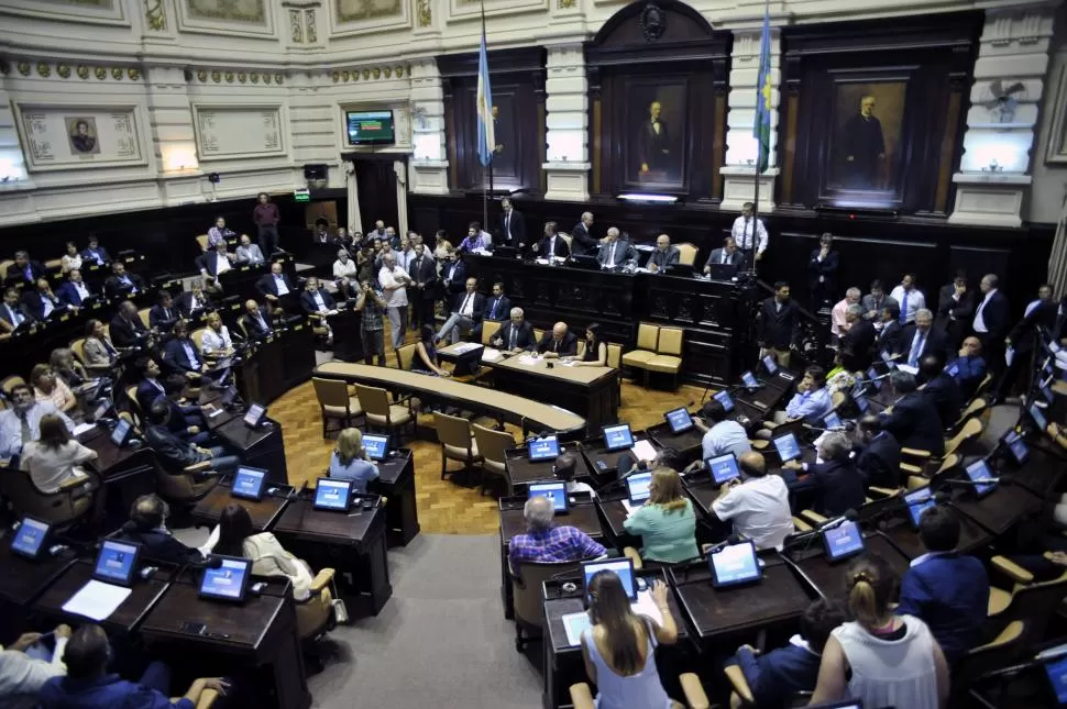 DEMORA. Con más de seis horas de demora se inició el debate que posibilitó aprobar anoche el Presupuesto 2016 para Buenos Aires. dyn