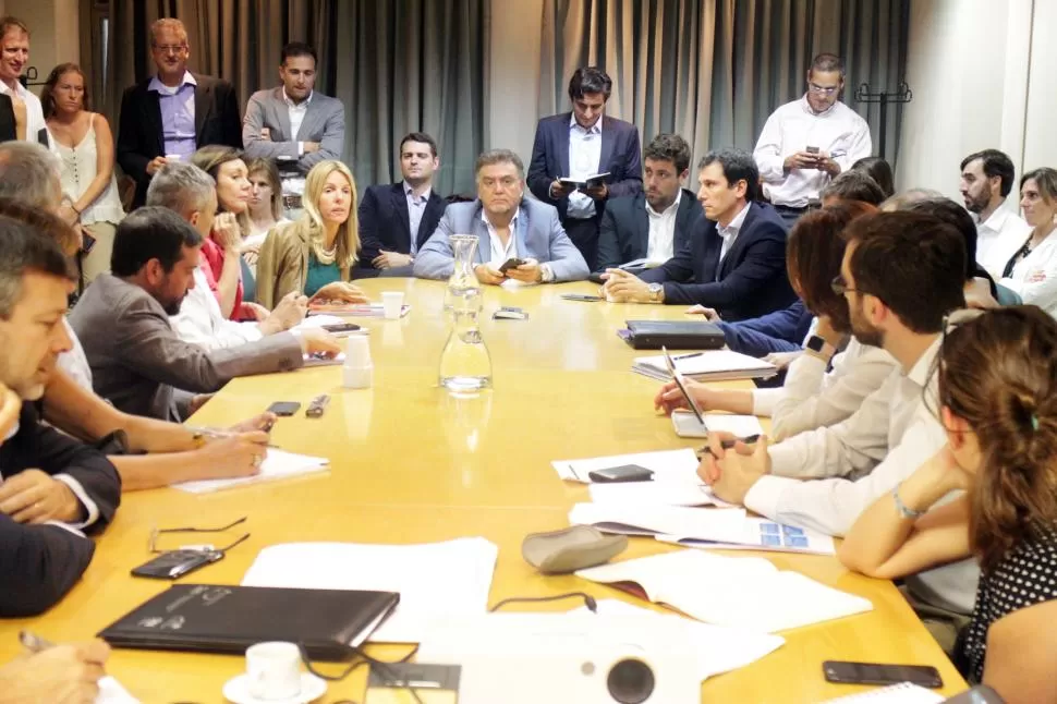 A LA CABEZA. Amaya presidió la reunión con los funcionarios del banco.  Subsecretaría de Vivienda de la Nación