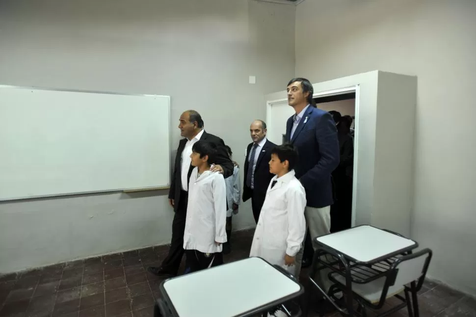 NUEVAS INSTALACIONES. El gobernador y los dos ministros de Educación de ingresan a las aulas recién pintadas.  