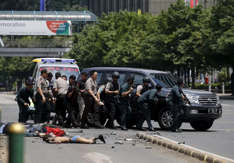 TERROR Y MUERTE. Policías indonesios realizan tareas en medio de los cadáveres de dos atacantes suicidas. reuters