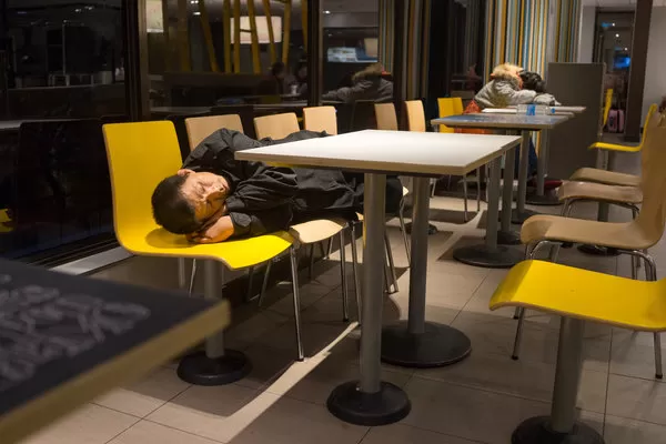 EN PEKÍN. Las personas sin hogar duermen en McDonald’s hasta 10 noches consecutivas. Lam Yik Fei for The New York Times 