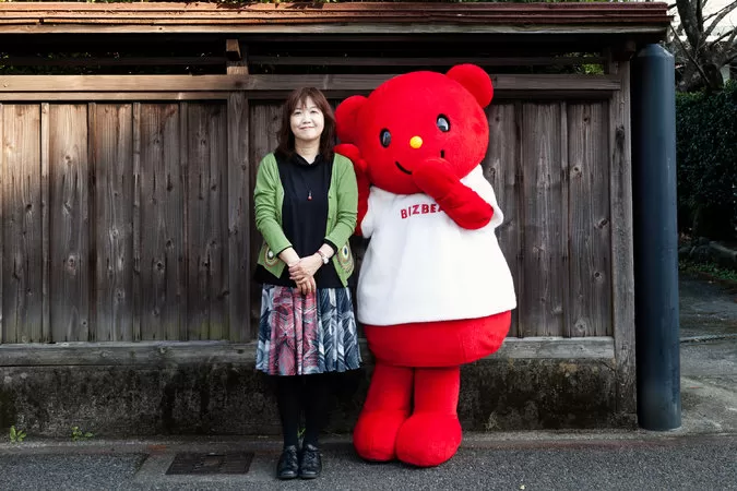 FAMOSOS. Hiromi Kano acompañada por su mascota Kumamon. Ko Sasaki for The New York Times 