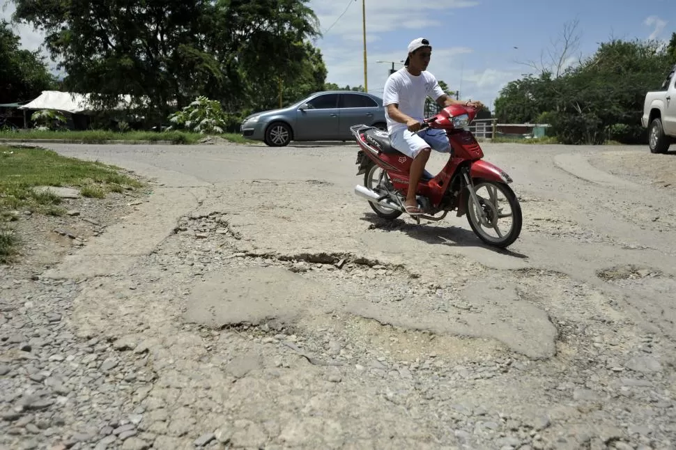 SAN MARTÍN Y CAMINO DE SIRGA. Un motociclista maniobra para esquivar los pozos de la deteriorada calzada. la gaceta / fotos de inés quinteros orio