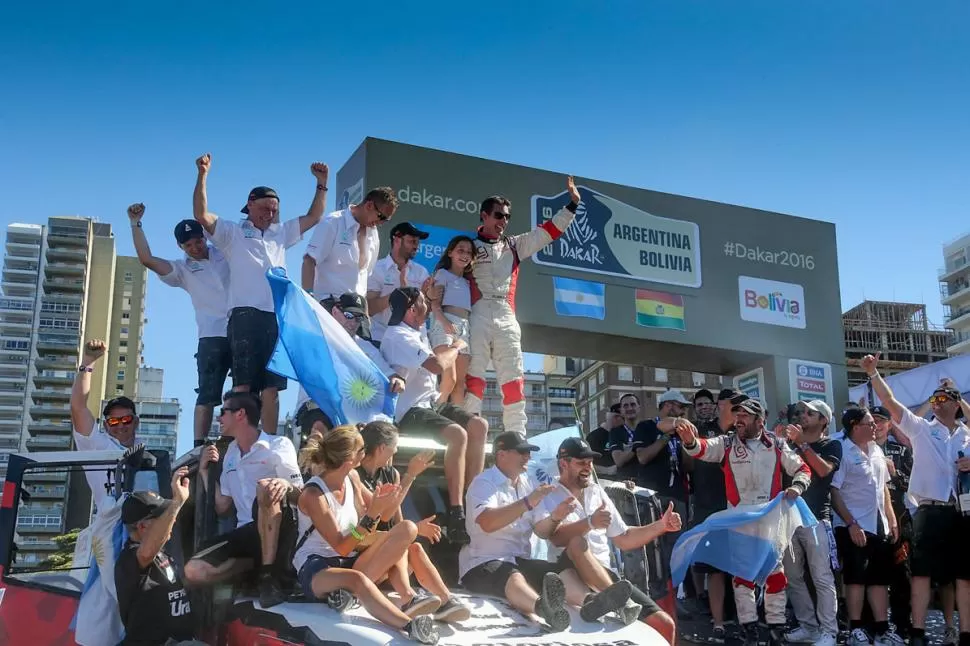 CON APOYO POPULAR. Federico Villagra, sus navegantes y mecánicos y parte de sus afectos, en el podio rosarino. Prensa VRS Rally Team