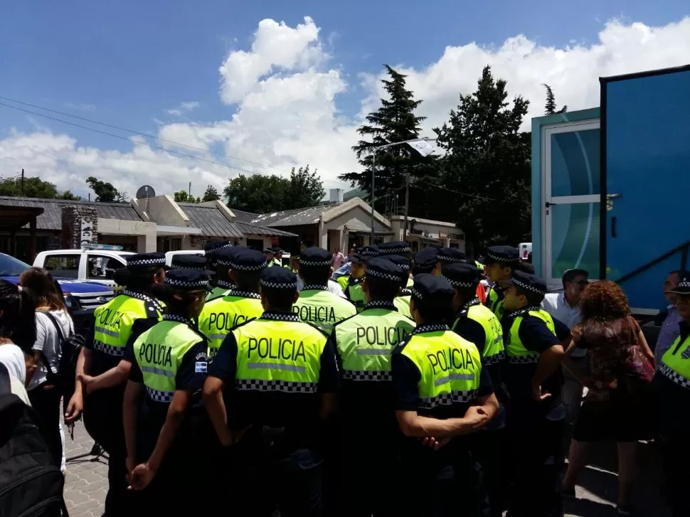 PRESENCIA. La Policía desplegó un amplio operativo policial en Tafí del Valle. secretaria de prensa y difusión