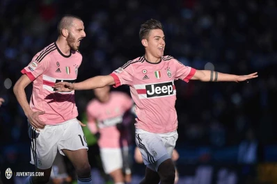 Juventus volvió a ganar   y acecha a Napoli, el líder