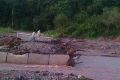 El agua volvió a destruir el badén que cruza el río La Sala