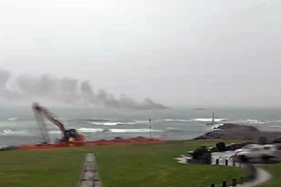 Video: rescatan a 60 personas que saltaron de un barco en llamas