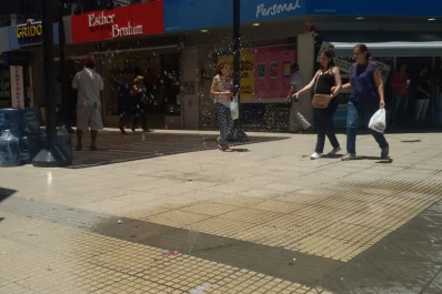 ¿Hay una fuente en la peatonal Mendoza? No, simplemente un caño roto