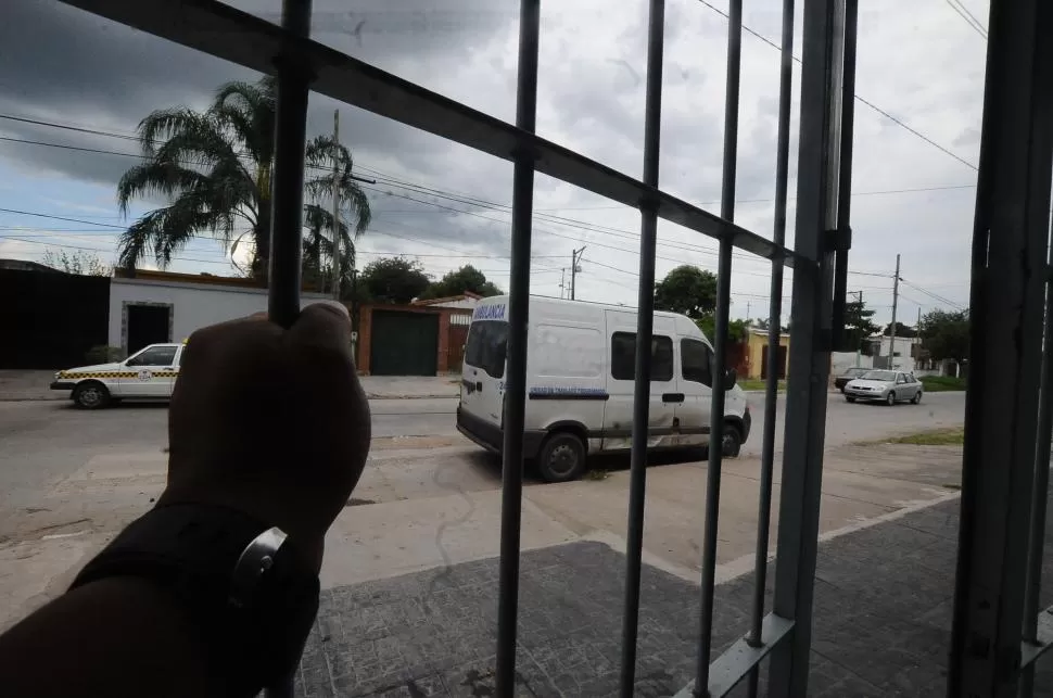MIEDO. La puerta del CAPS Eva Duarte tiene rejas y permanece cerrada. 