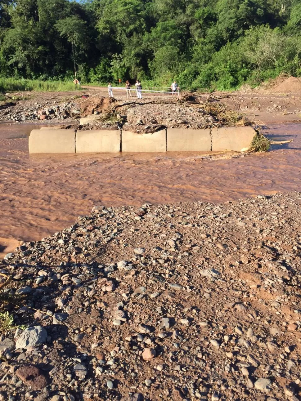 DESTRUCCIÓN. El paso que sustituye el puente fue arrasado por la corriente. foto enviada a la gaceta por whatsapp
